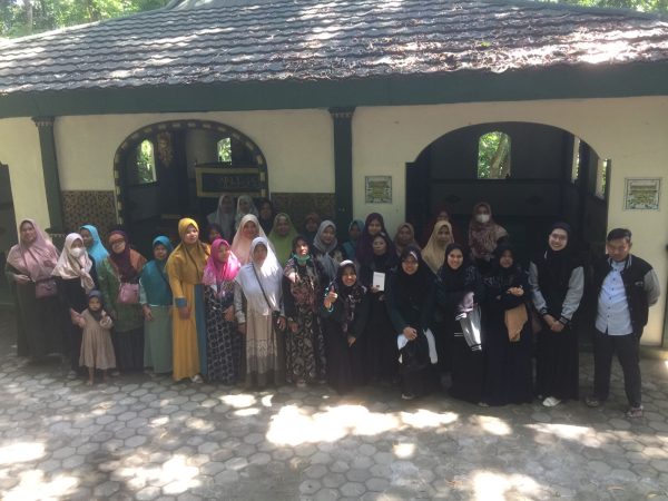 WISATA RELIGI : MAHASISWA KKN UNUGHA & ROMBONGAN RT 01 RW 14 DUSUN MERTELU DESA KALISABUK LAKUKAN ZIARAH MAQOM PARA ULAMA DI BEBERAPA LOKASI DI CILACAP