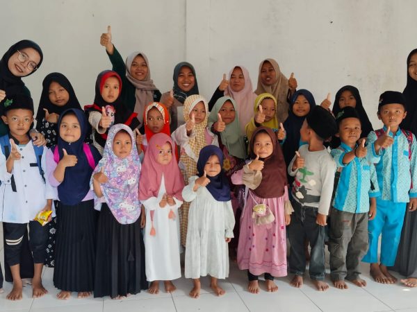 MENGAJI MENYENANGKAN DI TPQ MADIN NURUL HIKMAH DENGAN MAHASISWA KKN DR 1