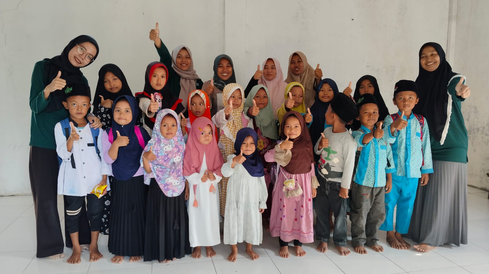 MENGAJI MENYENANGKAN DI TPQ MADIN NURUL HIKMAH DENGAN MAHASISWA KKN DR 1