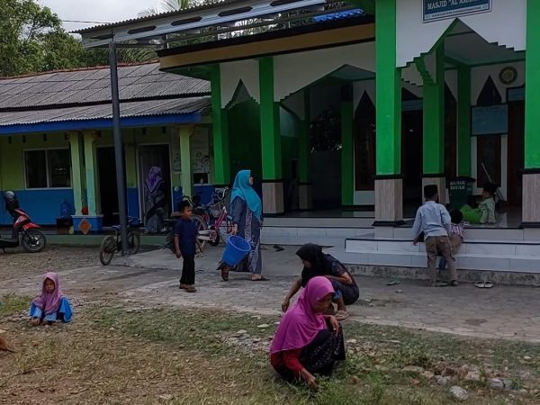 Roan, Tradisi Santri untuk Menjaga Kebersihan Lingkungan.