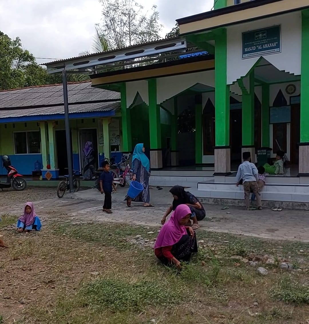 Roan, Tradisi Santri untuk Menjaga Kebersihan Lingkungan.