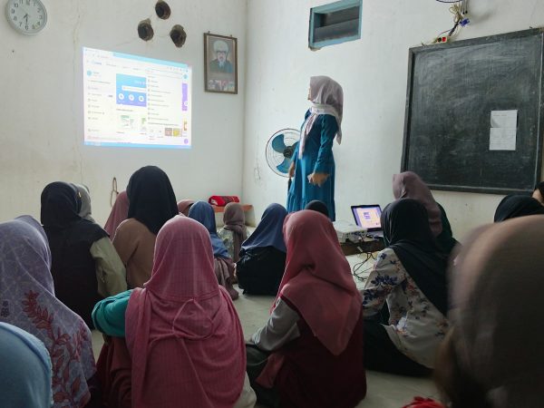 Remaja Mertelu dikenalkan Penggunaan Canva.